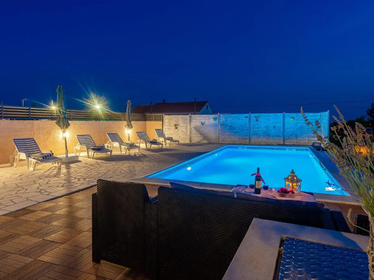 Beautiful Holiday Home In Lisicic Lisicici