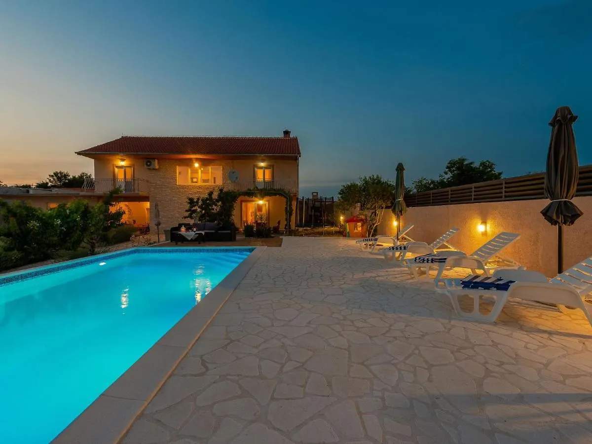 Beautiful Holiday Home In Lisicic Lisicici