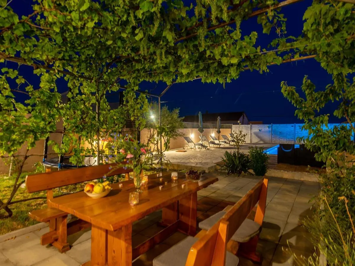 Beautiful Holiday Home In Lisicic Lisicici