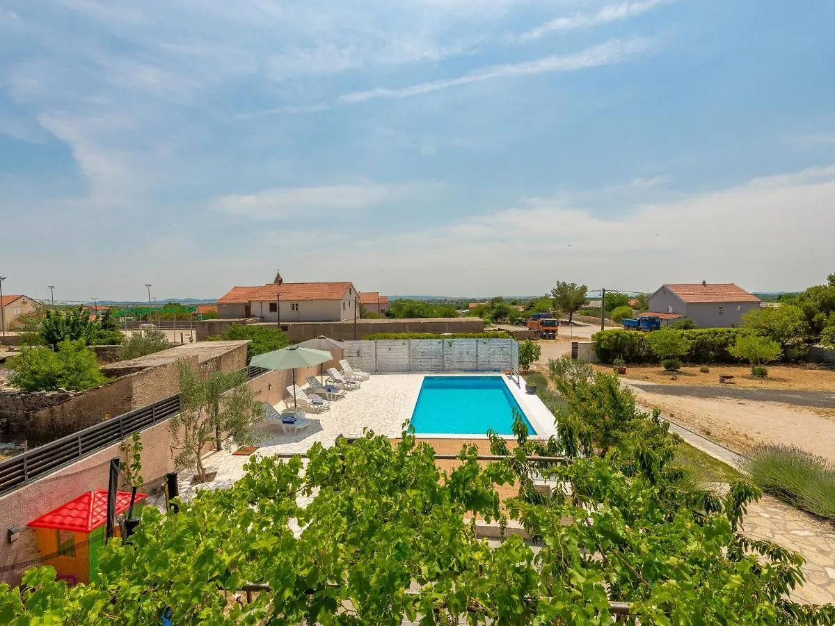 Beautiful Holiday Home In Lisicic Lisicici