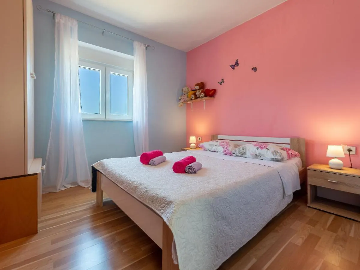 Beautiful Holiday Home In Lisicic Lisicici