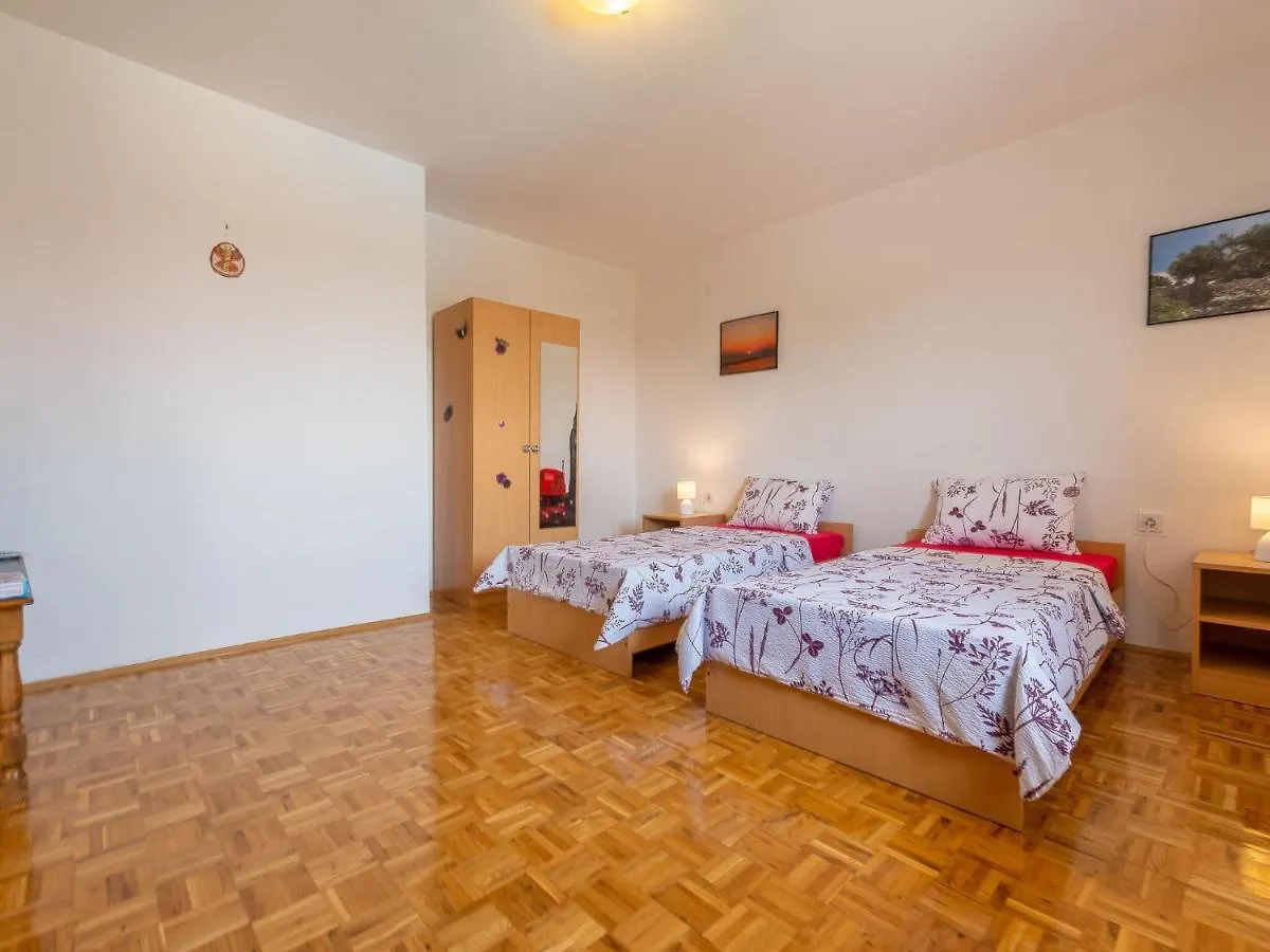 Beautiful Holiday Home In Lisicic Lisicici