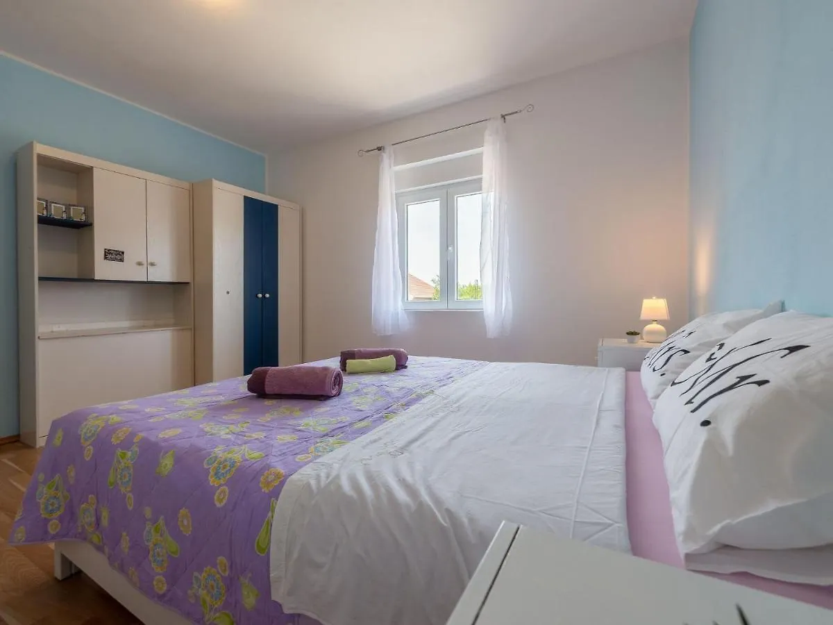 Beautiful Holiday Home In Lisicic Lisicici