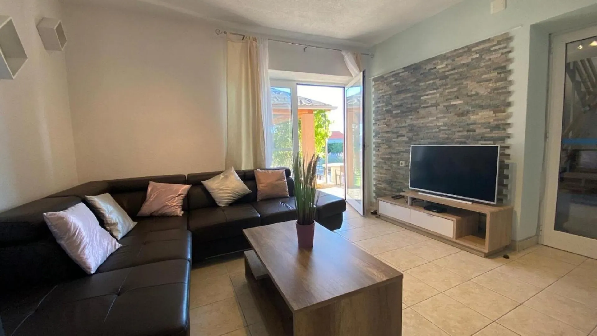 Beautiful Holiday Home In Lisicic Lisicici